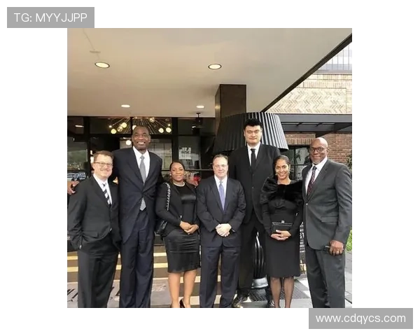 穆托姆博与姚明亲密合影展现篮球巨星友谊与传奇时刻 穆托姆博与姚明亲密合影展现篮球巨星友谊与传奇时刻