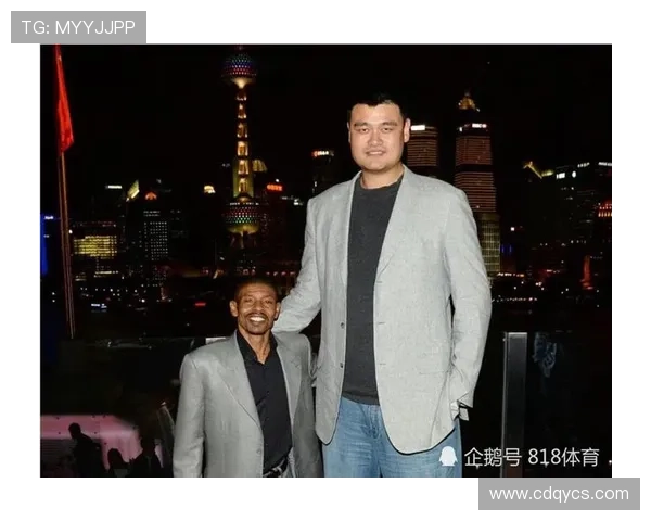 NBA传奇博格斯与穆雷桑合影引爆网友关注 1米60与2米31身高差惊艳全场 NBA传奇博格斯与穆雷桑合影引爆网友关注 1米60与2米31身高差惊艳全场